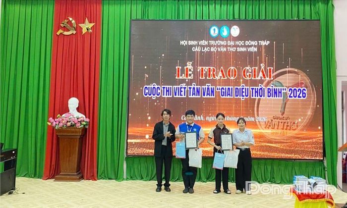 Nhà thơ Nguyễn Đức Phú Thọ trao giải Nhì và giải Ba cho các tác giả.