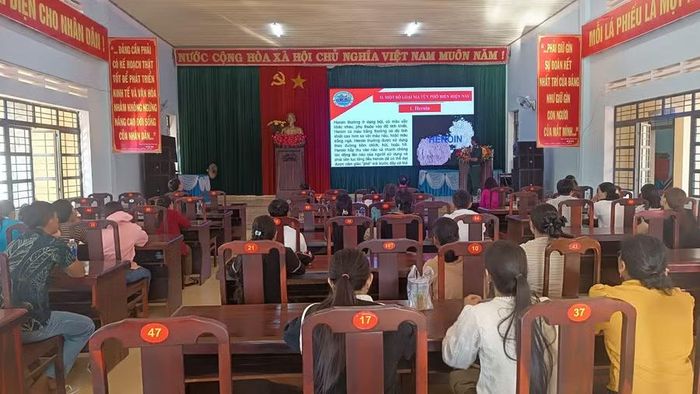  Quang cảnh buổi tuyên truyền do Đồn Biên phòng Ia Pnôn và LHPN xã phối hợp tổ chức. Ảnh: Thanh Bình 