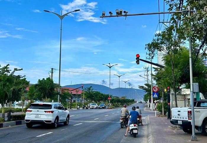  Hệ thống camera trên các tuyến đường sẽ tự động ghi, lưu và truyền hình ảnh vi phạm giao thông về Phòng CSGT. Trong ảnh một điểm camera tại đường Đống Đa, phường Quy Nhơn. Ảnh: N.L 
