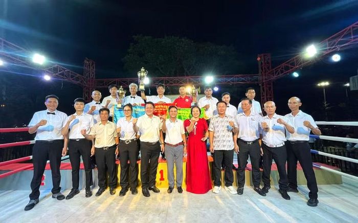  Ban Tổ chức trao cúp cho các đơn vị đạt thành tích xuất sắc ở nội dung toàn đoàn tại Giải vô địch boxing trẻ các CLB, võ đường tỉnh Gia Lai năm 2026. Ảnh: H.V 