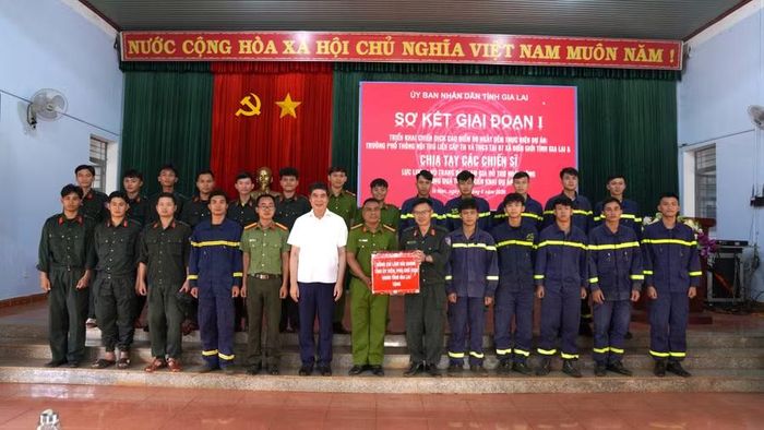  Phó Chủ tịch UBND tỉnh Lâm Hải Giang (hàng đầu, áo trắng) tặng quà, chụp ảnh lưu niệm cùng cán bộ, chiến sĩ tham gia Chiến dịch cao điểm 90 ngày đêm hỗ trợ xây dựng trường học tại xã biên giới Ia Nan. Ảnh: Lê Ánh 