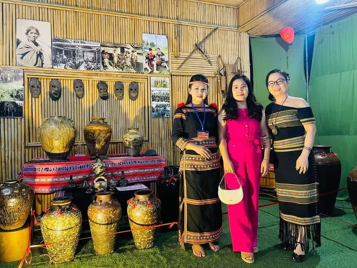  Du khách tham quan không gian trưng bày “Ký ức đại ngàn". Ảnh: Vũ Chi 
