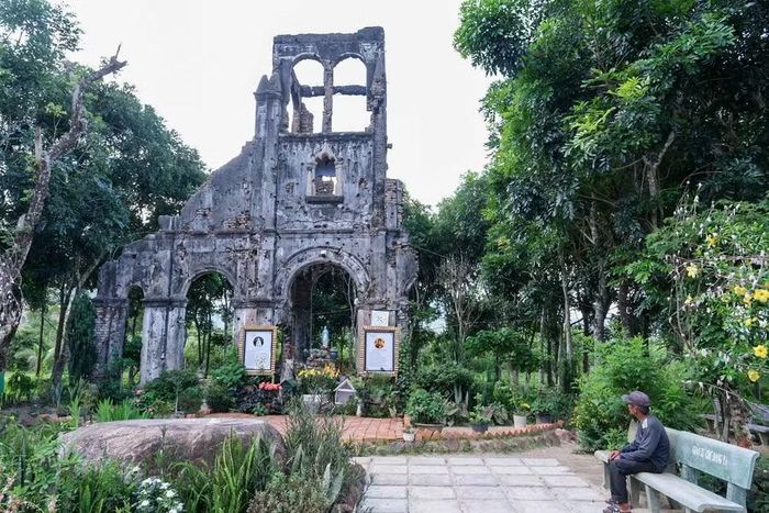  Dù chỉ còn là phế tích, nơi đây vẫn là điểm cầu nguyện quen thuộc của nhiều giáo dân. Ảnh: H.N 
