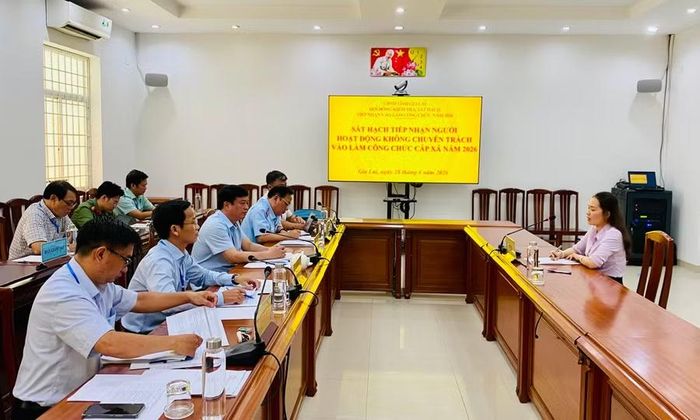  Kỳ kiểm tra, sát hạch được tổ chức theo hình thức vấn đáp. Ảnh: Nhật Trường 