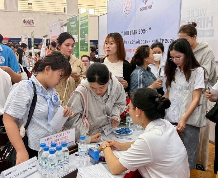  Sinh viên tìm hiểu thông tin về vị trí việc làm của một số doanh nghiệp tại Ngày hội việc làm QNU JOB FAIR 2026. Ảnh: D.L 