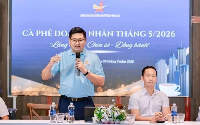  Anh Vũ Hồng Quân chia sẻ tại chương trình Cà phê Doanh nhân - diễn đàn kết nối, lắng nghe và đồng hành cùng doanh nghiệp. Ảnh: ĐVCC 
