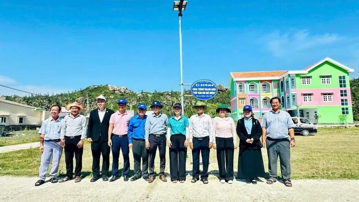  Công trình “Thắp sáng đảo quê hương” do nhiều đơn vị cùng tài trợ chính thức đưa vào sử dụng tại xã Nhơn Châu từ ngày 28-5. Ảnh: D.L 