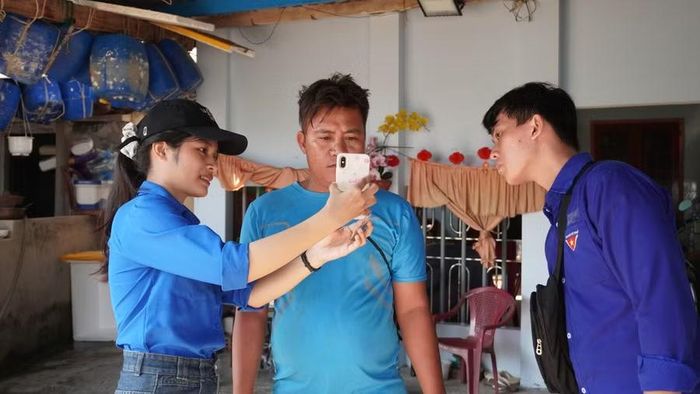  Hội Sinh viên Việt Nam Trường Đại học Quy Nhơn cùng Đoàn phường Quy Nhơn Nam ra quân hỗ trợ người dân cài đặt tài khoản VNeID mức độ 2. Ảnh: ĐVCC 