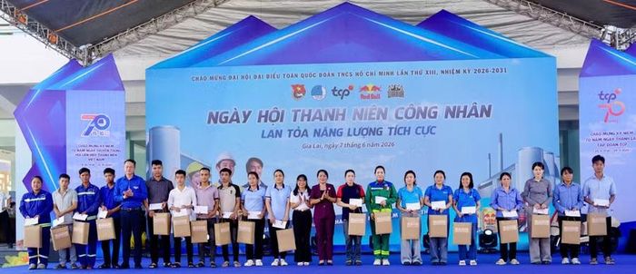  Thanh niên công nhân được nhận quà và tham gia nhiều hoạt động bổ ích tại Ngày hội Thanh niên công nhân do do Trung ương Đoàn, Trung ương Hội Liên hiệp Thanh niên Việt Nam phối hợp với Công ty TNHH TCP Việt Nam tổ chức tại Gia Lai. Ảnh: D.L 