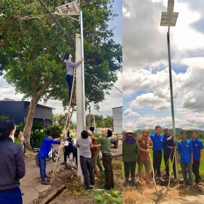  Đoàn viên, thanh niên xã Pờ Tó cùng lực lượng vũ trang và người dân thôn Bình Hòa lắp đặt hệ thống đèn năng lượng mặt trời. Ảnh: ĐVCC 