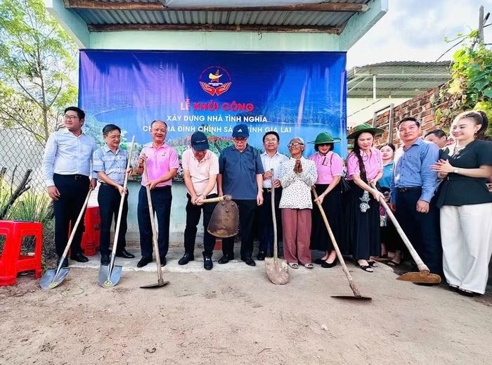  Lãnh đạo Hội Doanh nhân trẻ Việt Nam, Hội Doanh nhân trẻ tỉnh Gia Lai và phường Ayun Pa thực hiện nghi thức khởi công xây dựng nhà tình nghĩa cho gia đình bà Rmah H’Nhíp. Ảnh: Nguyễn Sang 