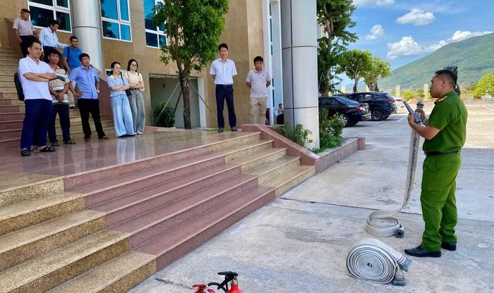  Lực lượng cảnh sát PCCC và CNCH hướng dẫn cách sử dụng vòi lăn chữa cháy cho cán bộ, nhân viên và thành viên Đội PCCC cơ sở tại Thuế tỉnh Gia Lai. Ảnh: ĐVCC 