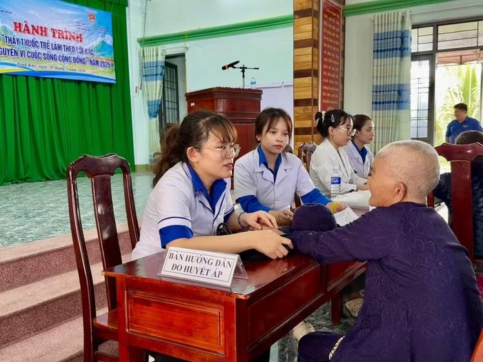  Bác sĩ Đỗ Thị Ca khám, tư vấn sức khỏe cho người dân xã Bình Khê. Ảnh: D.L 
