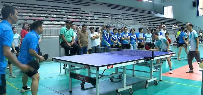  Các VĐV thi đấu môn bóng bàn. Ảnh: Ksor Tuối 