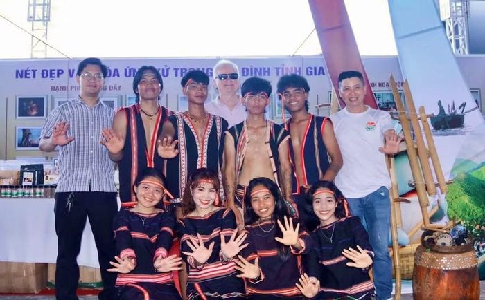  Du khách chụp ảnh lưu niệm cùng nghệ nhân tỉnh Gia Lai tại khu vực trưng bày các sản phẩm văn hóa của tỉnh. Ảnh: Khánh Hòa online 