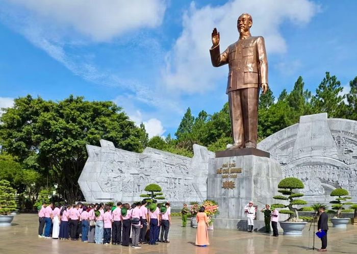  Đoàn thành kính dâng hoa trước Tượng đài Bác Hồ với các dân tộc Tây Nguyên tại Quảng trường Đại Đoàn Kết (phường Pleiku). Ảnh: Bá Bính 