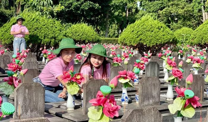  Các doanh nhân trong Hội Doanh nhân trẻ Việt Nam viếng các Anh hùng Liệt sĩ tại Nghĩa trang Liệt sĩ tỉnh (phường Pleiku). Ảnh: Vũ Thảo 