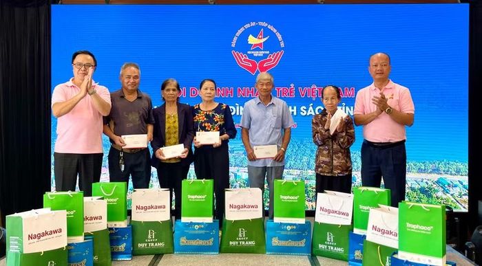  Hội Doanh nhân trẻ Việt Nam trao 30 suất quà cho các gia đình chính sách khu vực phía Tây tỉnh Gia Lai. Ảnh: Vũ Thảo 