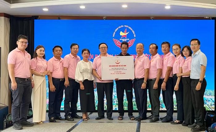  Hội Doanh nhân trẻ Việt Nam trao tặng 2 căn nhà tình nghĩa cho gia đình chính sách trên địa bàn tỉnh Gia Lai. Ảnh: Vũ Thảo 