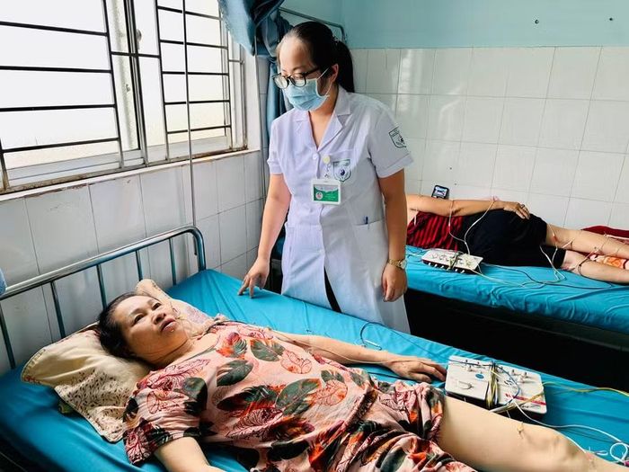  Thạc sĩ, bác sĩ Phan Hồng Ngọc thăm hỏi tình hình sức khỏe bệnh nhân. Ảnh: Như Nguyện 