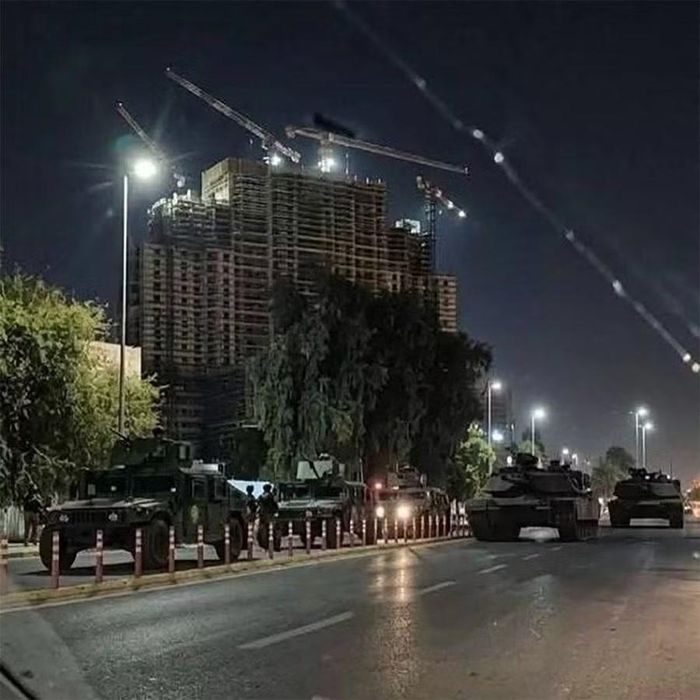  Xe tăng, xe quân sự tại thủ đô Baghdad, Iraq ngày 28-6. Ảnh: Rus Vesna 
