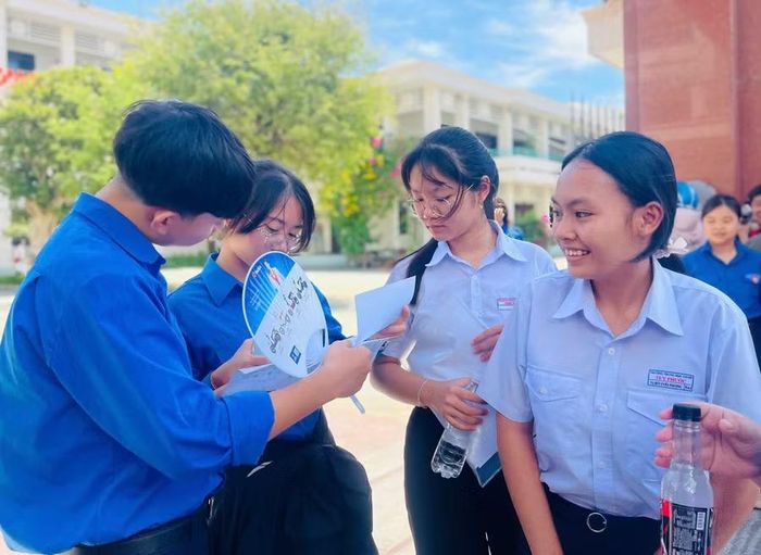  Em Tạ Bửu Uyên Phương (ngoài cùng bên phải, học sinh Trường THCS Tuy Phước, xã Tuy Phước) vui vẻ sau môn thi Toán không chuyên. Ảnh: Trần Dung 