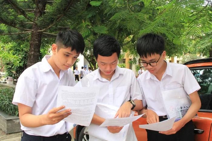  Em Hoàng Đăng Cường (giữa) cảm thấy thoái mái, tự tin sau khi thi chuyên môn Hóa học. Ảnh: Hoàng Hoài 
