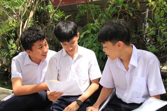  Em Phạm Lê Quang Huy (bên trái) thảo luận đề thi môn Toán không chuyên. Ảnh: Hoàng Hoài 