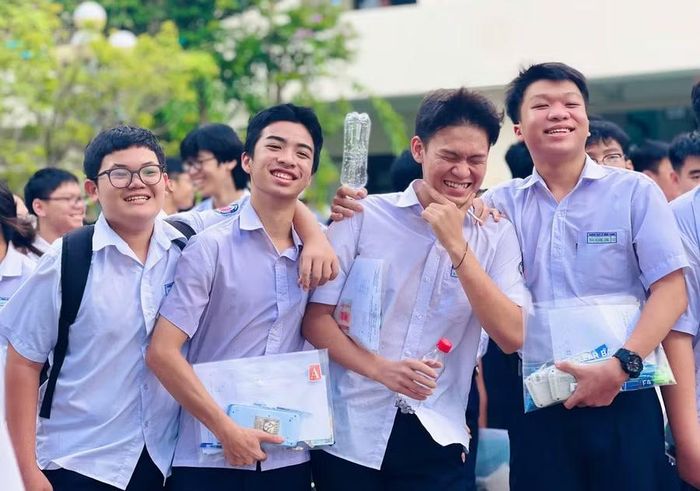  Thí sinh phấn khởi sau khi kết thúc môn thi cuối cùng của kỳ thi. Ảnh: Trần Dung 