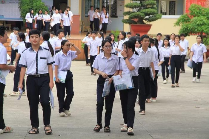  Các thí sinh hoàn thành kỳ thi trong chiều 28-6. Ảnh: Hoàng Hoài 