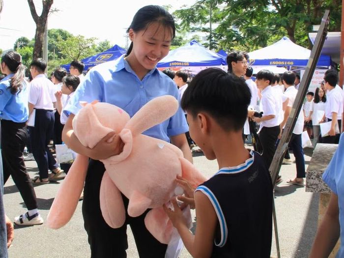  Thí sinh được gia đình tặng quà chúc mừng sau khi hoàn thành kỳ thi quan trọng. Ảnh: Hoàng Hoài 