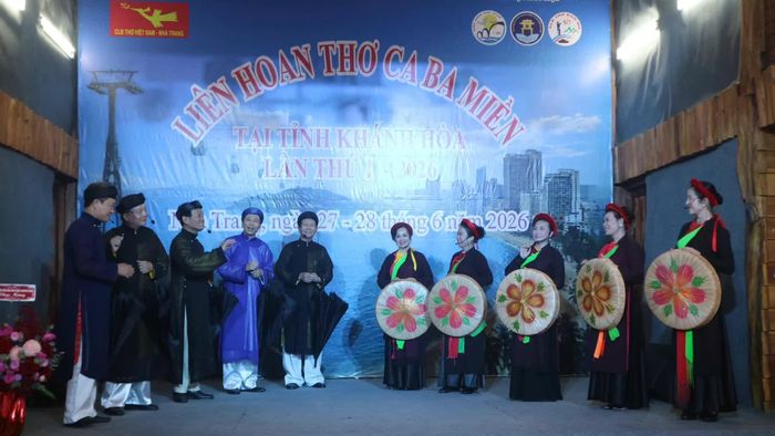 Tiết mục văn nghệ của Đoàn Nghệ thuật Sắc màu Hà Thành tại liên hoan.