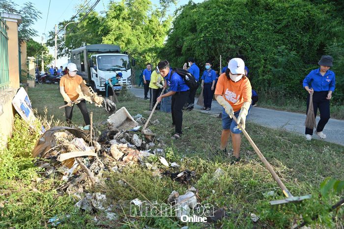 Đông đảo người dân và các lực lượng tham gia dọn vệ sinh môi trường.