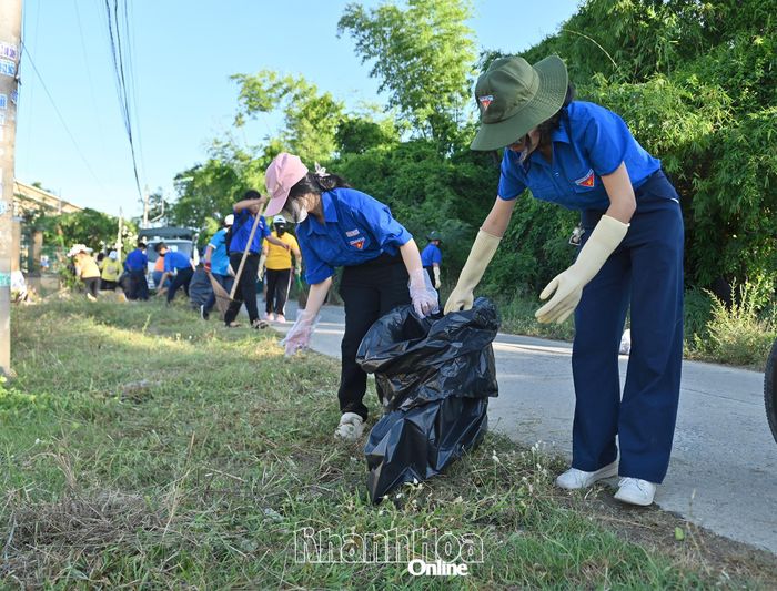 Các đoàn viên thanh niên thu gom rác thải.