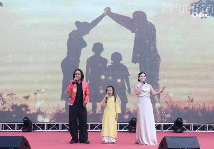 Tiết mục hát "Cho con".