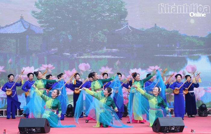 Tiết mục múa then "Tổ khúc non xa" do Đoàn Nghệ thuật quần chúng phụ nữ Việt kết nối muôn phương tỉnh Cao Bằng biểu diễn.