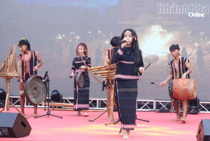Tiết mục dân ca Jrai "Mẹ ru con".
