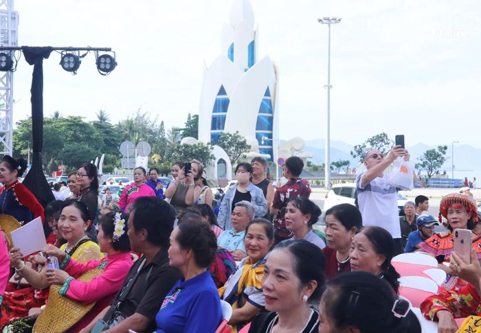 Chương trình thu hút nhiều khán giả đến xem và cổ vũ.