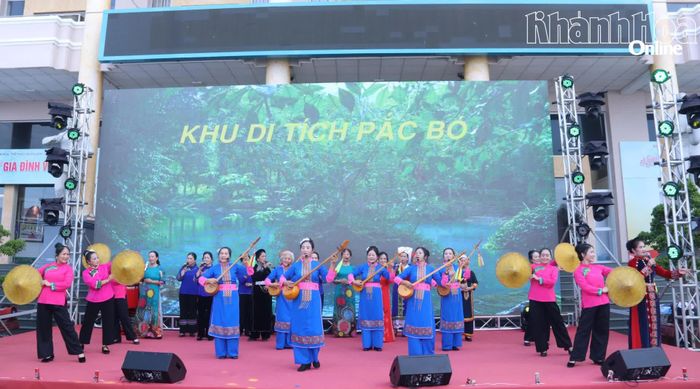 Tiết mục hát múa "Câu hát Cao Bằng".