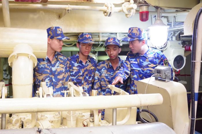 Giảng viên hướng dẫn học viên quy trình vận hành và khai thác máy tàu thủy.