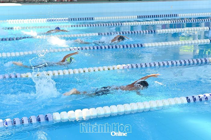Các vận động viên tranh tài sôi nổi trên đường đua xanh.