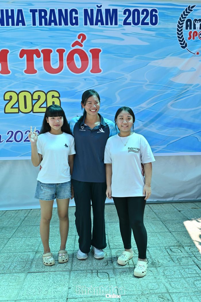 Hai em nhỏ chụp hình với thần tượng bơi lội Ánh Viên.