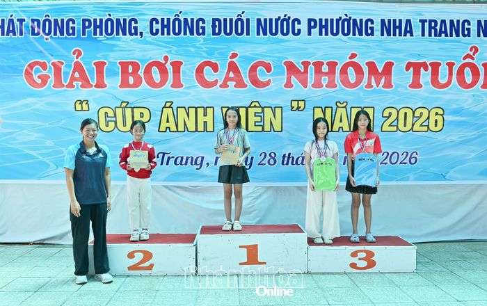 Kình ngư Ánh Viên trao giải thưởng và quà tặng cho các tài năng bơi lội trẻ phường Nha Trang.