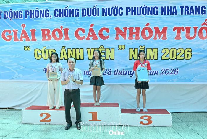 Ông Nguyễn Tuấn Thanh - Phó Giám đốc Sở Văn hóa, Thể thao và Du lịch trao giải cho các cá nhân xuất sắc.