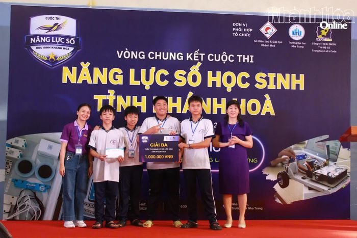 Ban tổ chức trao giải ba cho một đội thi. 