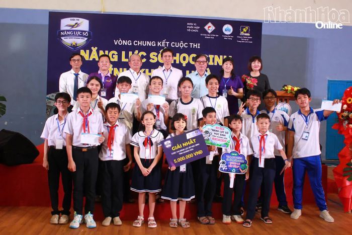 Các đội giải nhất chụp ảnh lưu niệm với Ban tổ chức.
