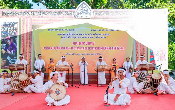 Biểu diễn nhạc cụ dân tộc Chăm trong Ngày hội Văn hóa dân tộc Chăm lần thứ VI.