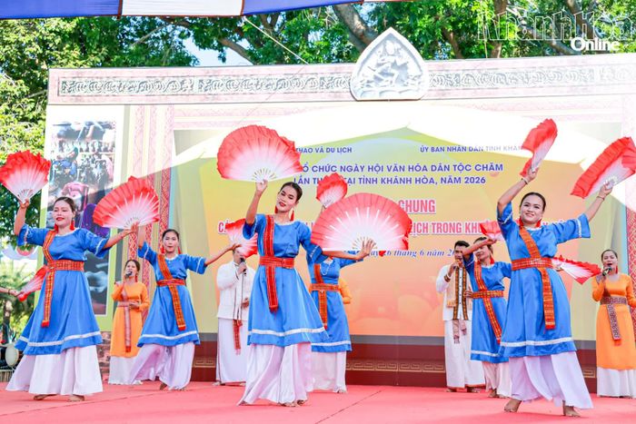 Màn biểu diễn múa Chăm trong Ngày hội Văn hóa dân tộc Chăm lần thứ VI.
