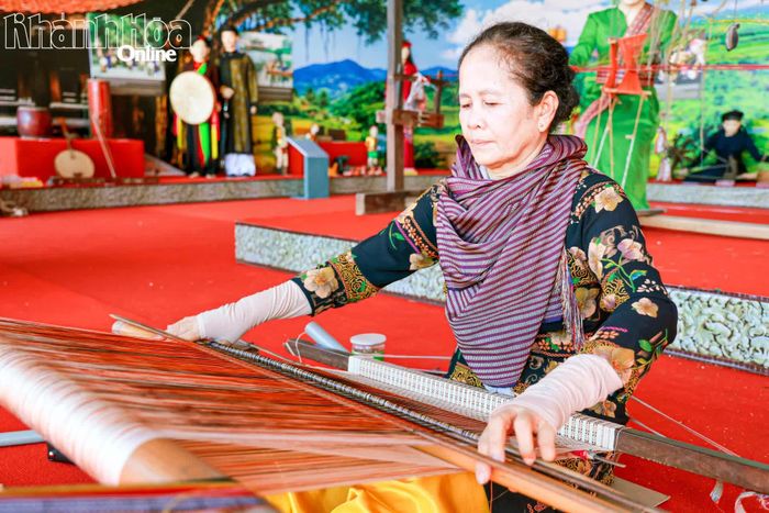 Nghệ nhân đến từ làng dệt thổ cẩm Mỹ Nghiệp trình diễn kỹ thuật dệt vải truyền thống của đồng bào Chăm.