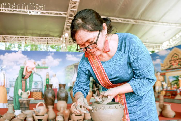 Nghệ nhân làng Bàu Trúc trình diễn kỹ thuật tạo hình sản phẩm gốm Chăm.